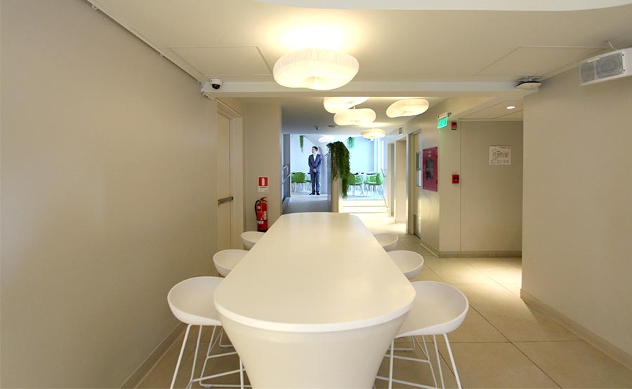 El moderno saln del restaurante en el segundo piso del hotel
