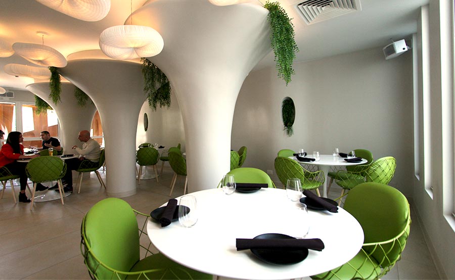 El moderno saln del restaurante en el segundo piso del hotel