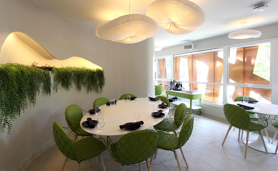 El moderno saln del restaurante en el segundo piso del hotel
