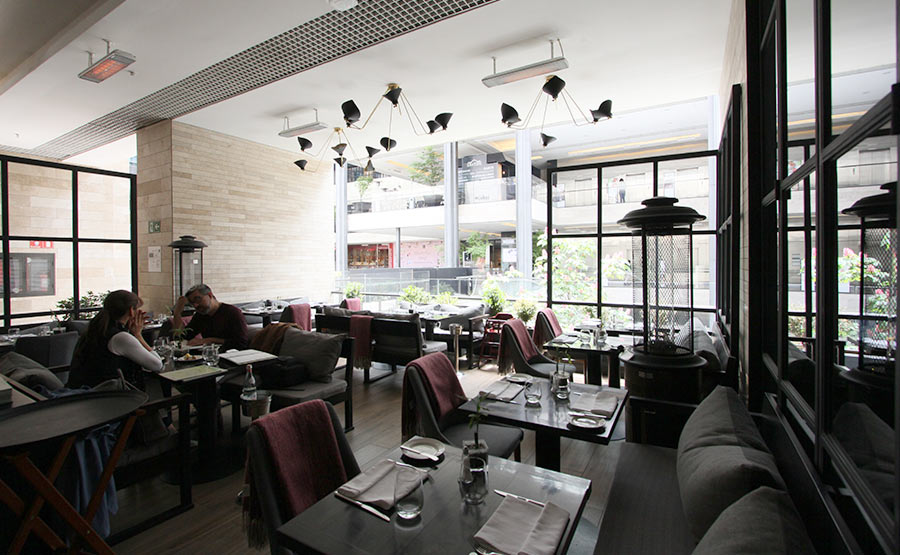 Agradable y conectada terraza con vista al interior del Mall - Sottovoce Ristorante