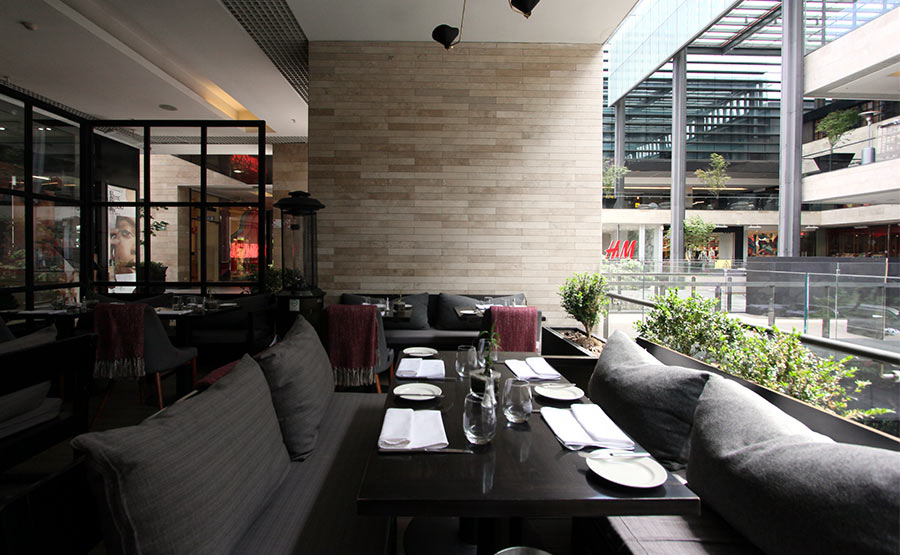 Los c�modos y relajados sillones y mesas de la terraza - Sottovoce Ristorante