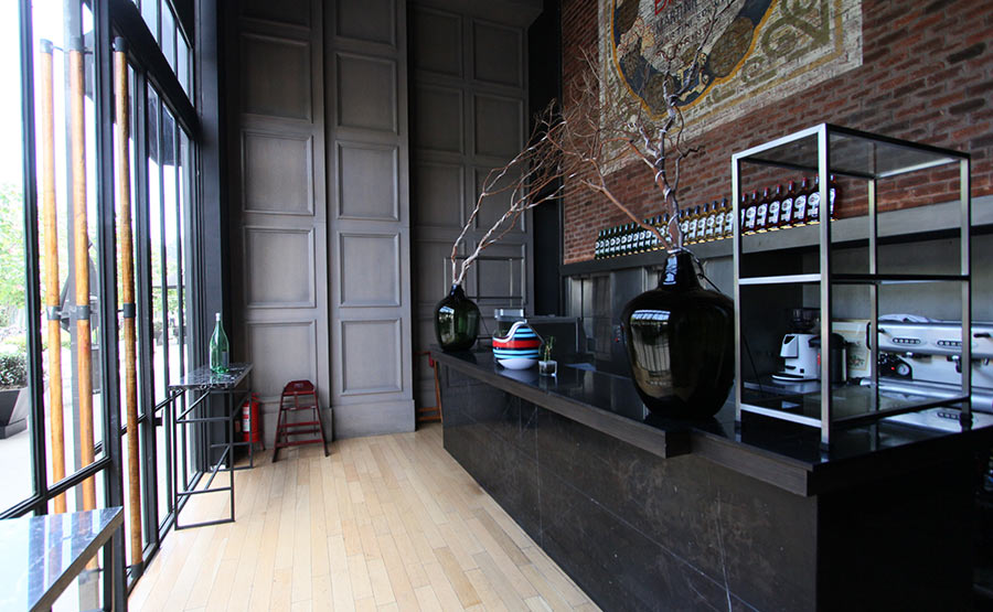 La barra de servicio de la terraza en nivel calle - Sottovoce Ristorante