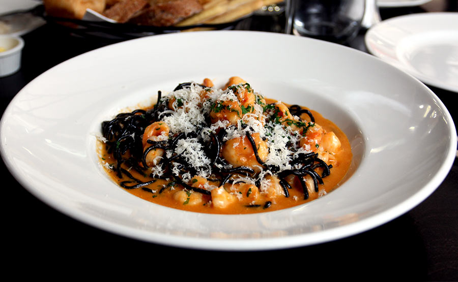 Spaghetti Nero al Scampi, pasta com tinta de calamar y camarones - Sottovoce Ristorante