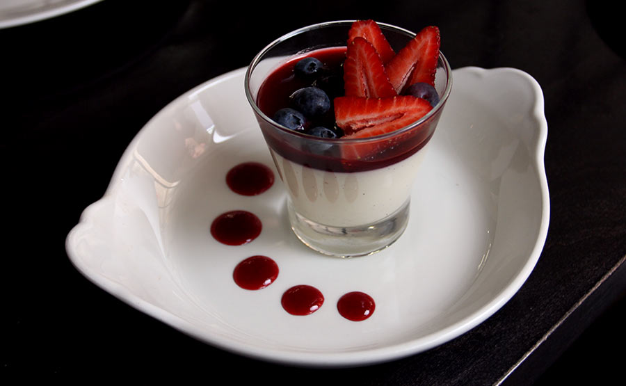 Cremosa Panna Cotta de Guinda - Sottovoce Ristorante