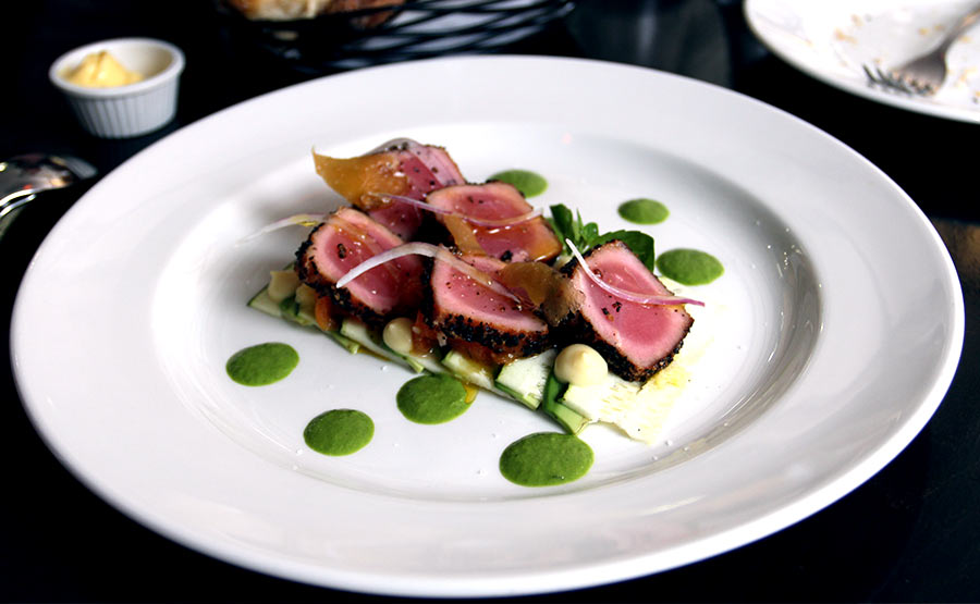 At�n Encostrado sobre carpaccio de zapallitos italianos - Sottovoce Ristorante