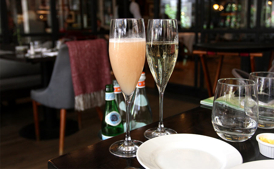 Bellini y copa de Prosecco de aperitivo - Sottovoce Ristorante