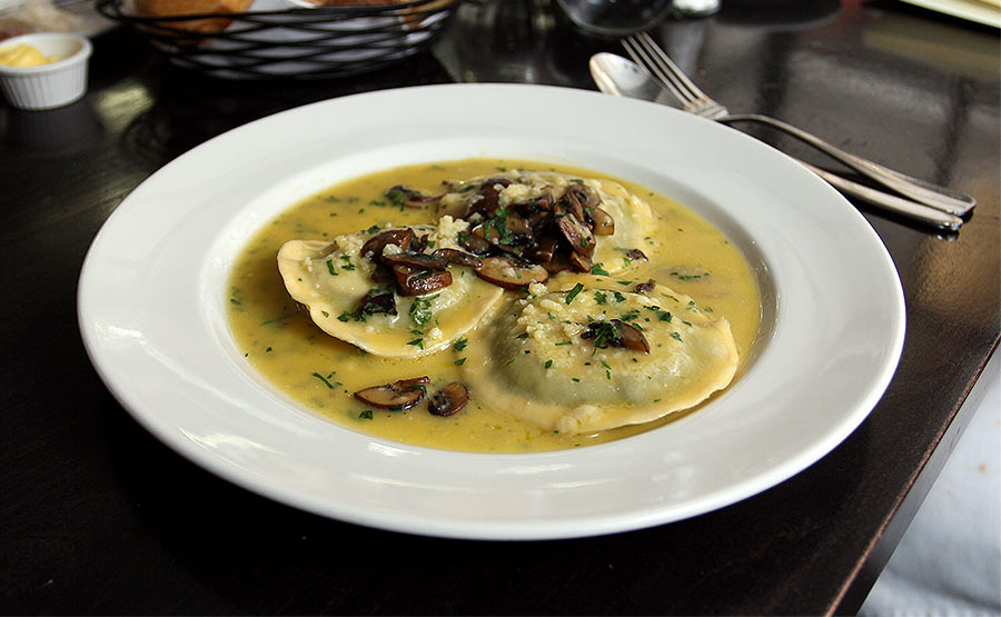 Elegantes Tortelloni En Mantequilla De Portobellos Trufados - Sottovoce Ristorante
