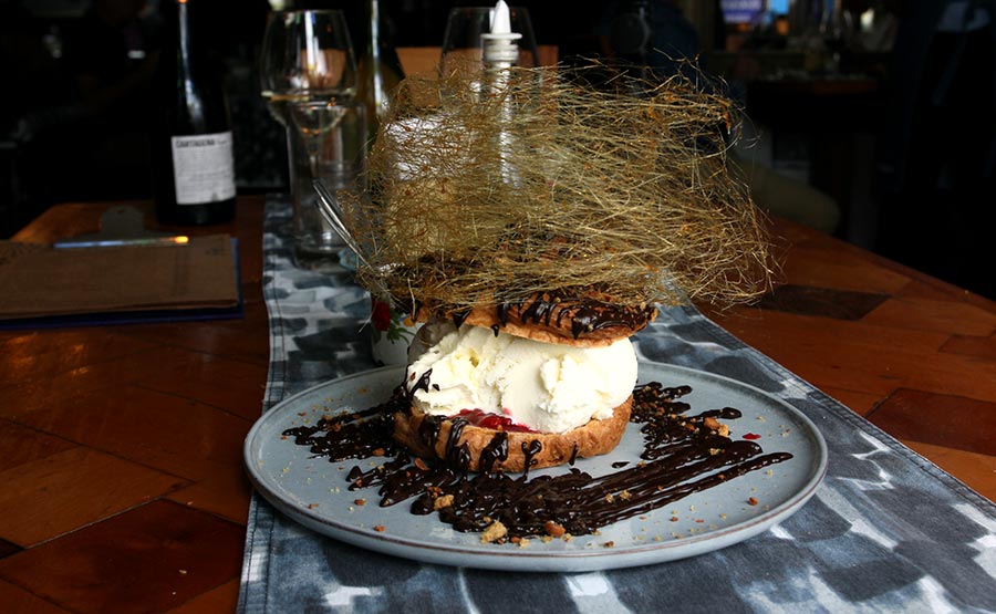 Profiterol gigante relleno de helado y manjar