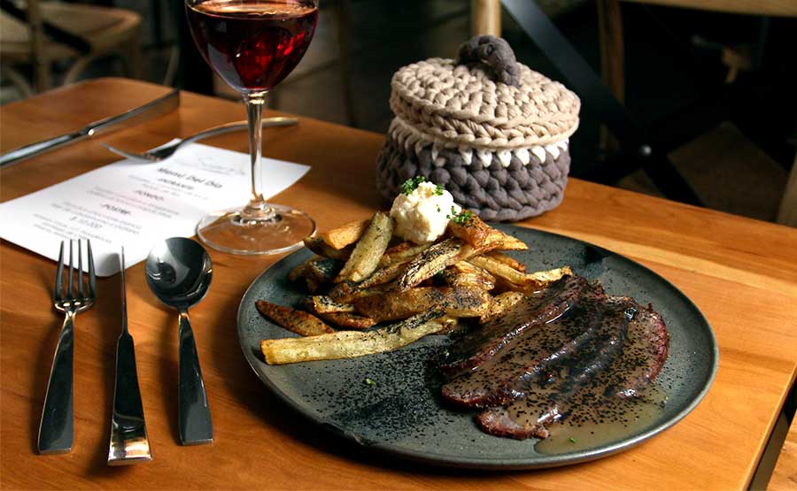 Pastrami ahumado y papas fritas - Sierra Restaurante