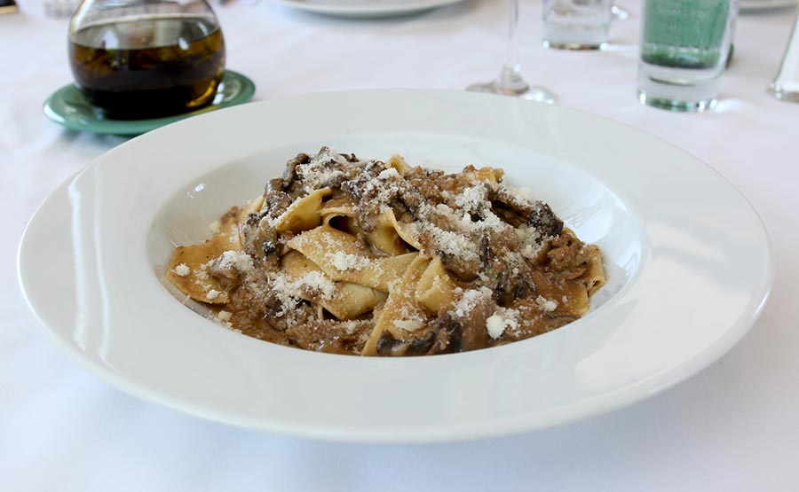 Pappardelle ai funghi e luganica  - La Divina Comida