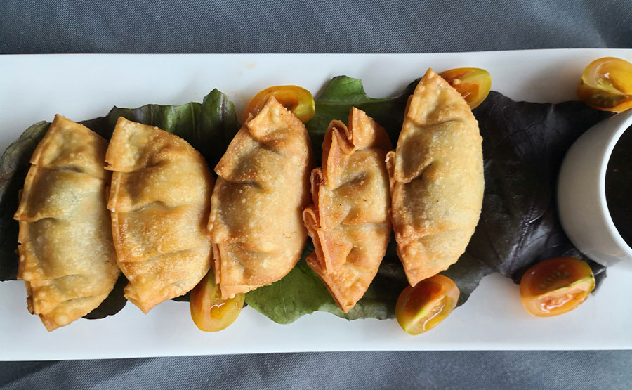Ravioles fritos de cerdo