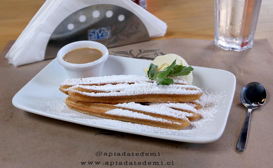 Churros con salsa de manjar - Intrnsical - Providencia (ex Apidate De Mi)