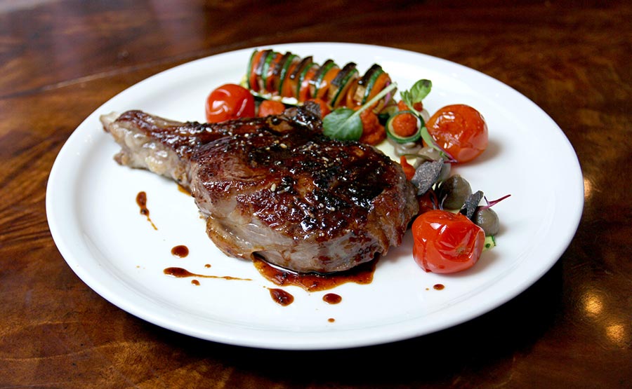 Steak T-Bone con ratatouille