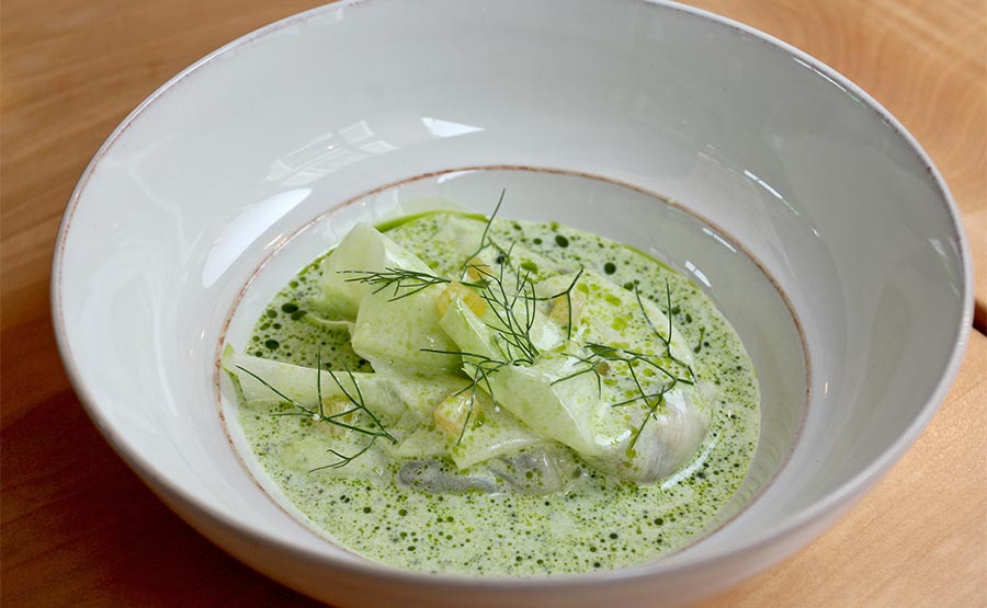 Raviol de zuccini relleno de ostra con crema de carbón