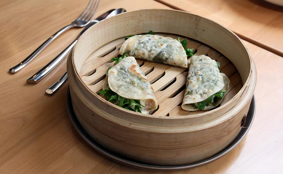 Médula a la parrilla en taco de tortilla china al vapor