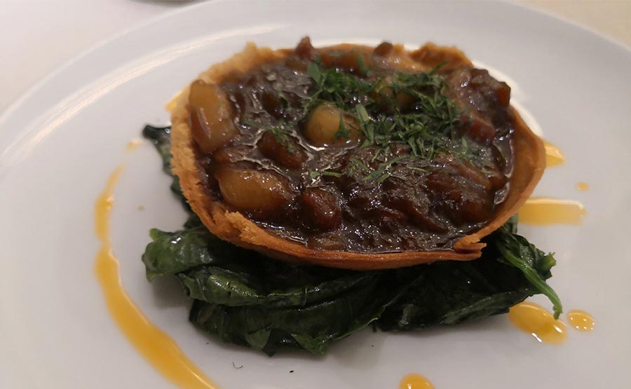 Médula con cebolla caramelizada
