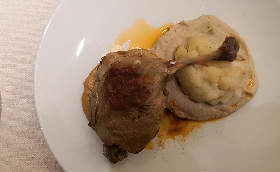 Confite de pato con puré y confite de coliflor