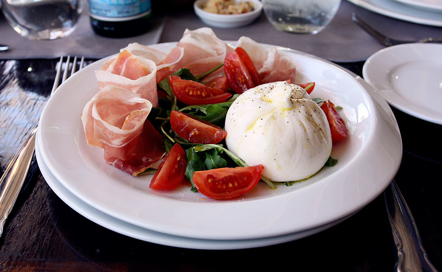 Tradicional Burrata Caprese con Proscuitto San Danielle