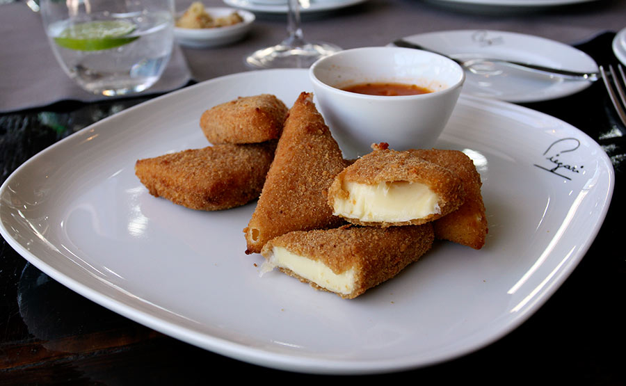 Triángulos Mozzarella Apanada y Pomodoro