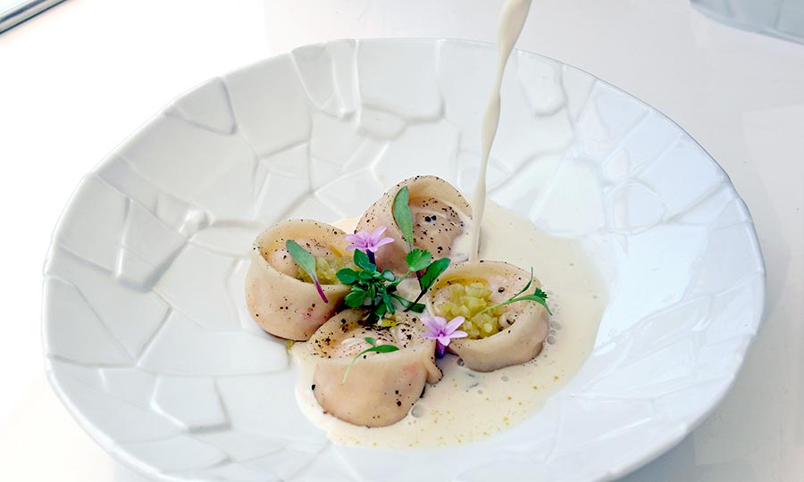 Ravioli de centolla con caldo de loco