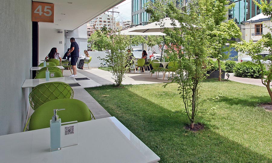 Mesas en la terraza habilitada para el restaurante y marisquera de vanguardia Olam - Olam