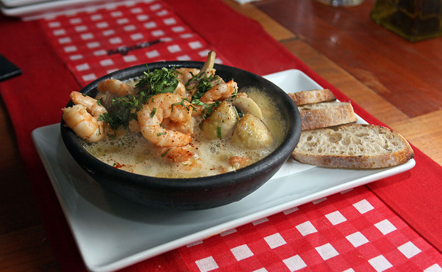 Salteado de camarones y championes a la greda