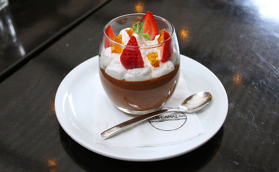 Mousse de Chocolate con crema y frutillas