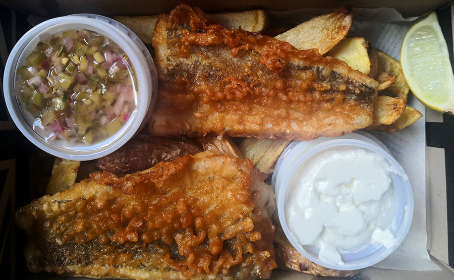 Merluza frita con papas fritas