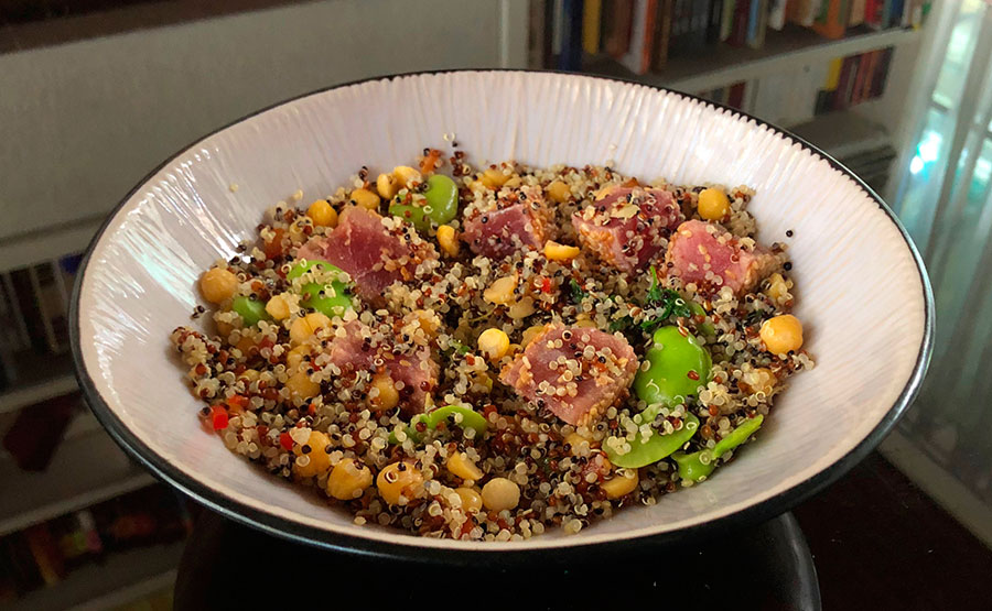 Quinoa Tres Colores con Atún Sellado en sésamo y verduras