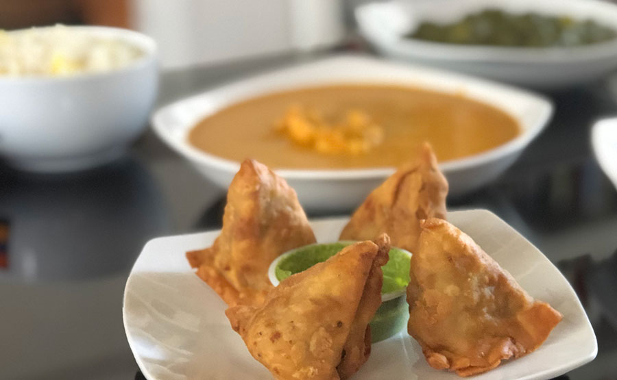 Cuatro unidades de Samosas con su salsa de menta - Rishtedar - Providencia