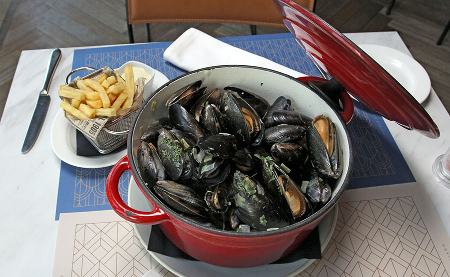 Mejillones Mariniere con vino blanco - Amandine Bistro Hyatt Centric