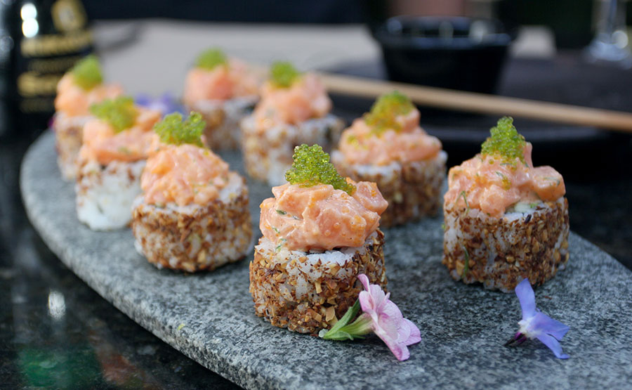 Sushi Trilogía, envuelto en almendra tostada - Bar Jardín Secreto