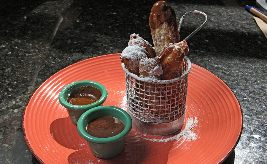Churros de la casa con salsa de manjar - Bar Jardín Secreto
