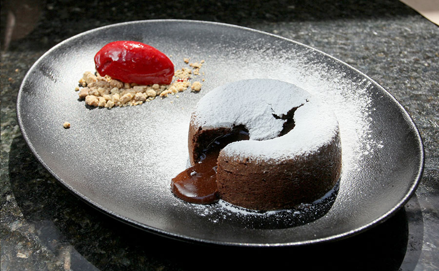 Volcán de chocolate hecho en casa con helado artesanal - Bar Jardín Secreto