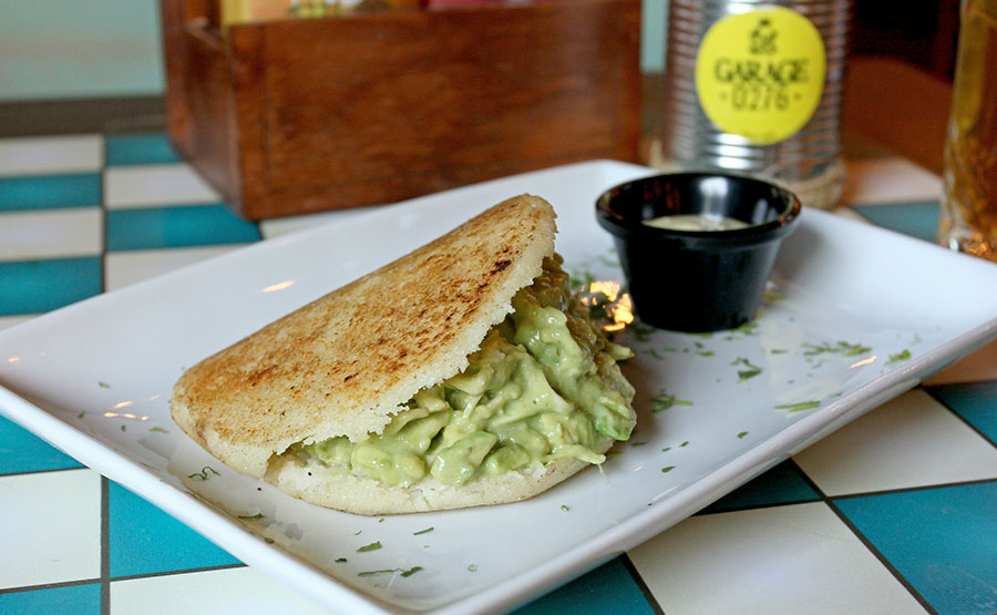 Arepa Reina Pepiada con pur de palta con pollo deshilachado