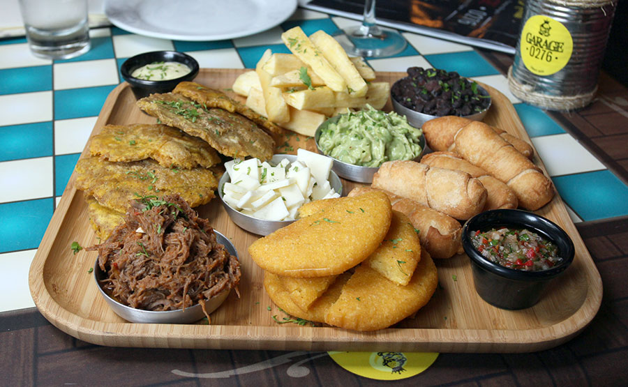 Tabla venezolana con preparaciones tpicas