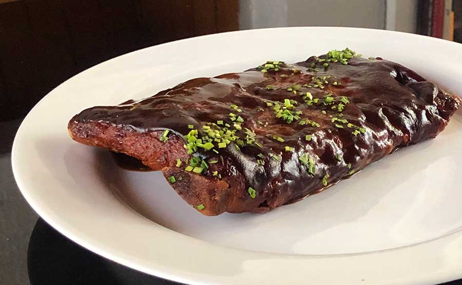 Costillar a la parrilla bañado en salsa BBQ