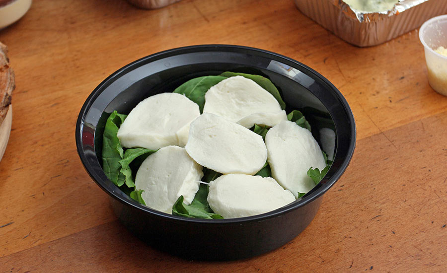 Ensalada de mozzarella y albahaca