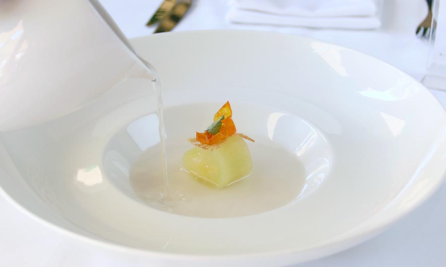 Acqua di Pomodoro, pepino con sopa de tomate Restaurante de Hotel Senso de Mandarin Oriental, Santiago Fotos de Platos