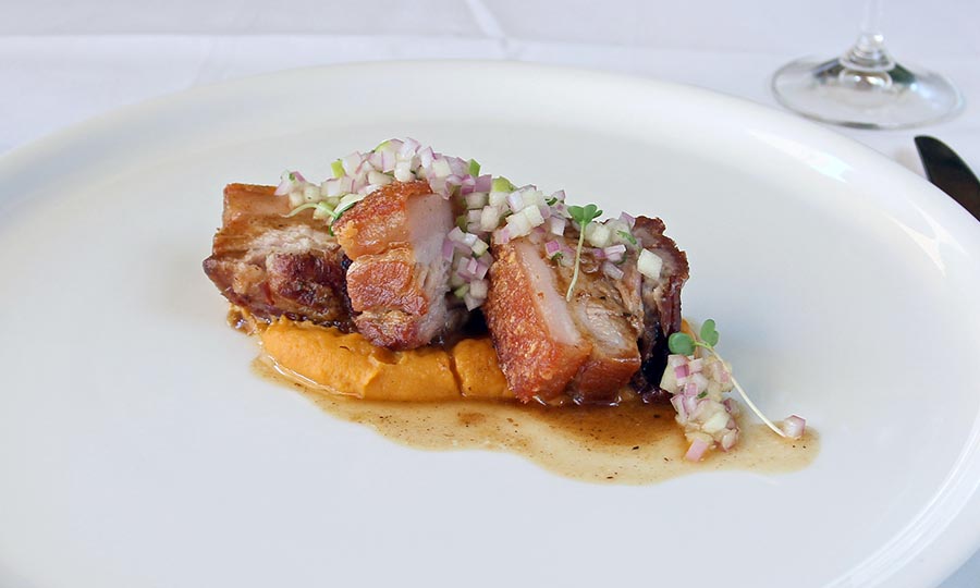 Petto di maiale, pecho de cerdo con puré camote Restaurante de Hotel Senso de Mandarin Oriental, Santiago Fotos de Platos