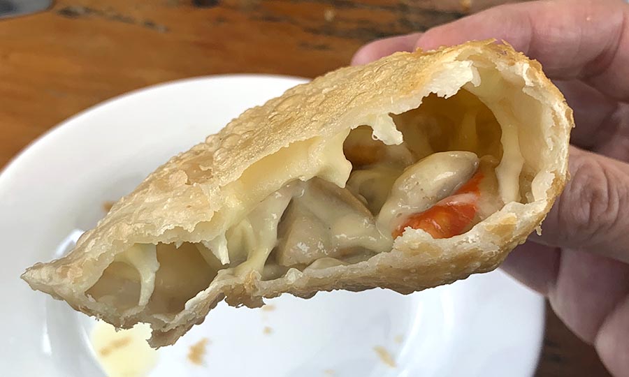 Contundente Empanada frita de queso y ostiones - El Hoyo Maitencillo