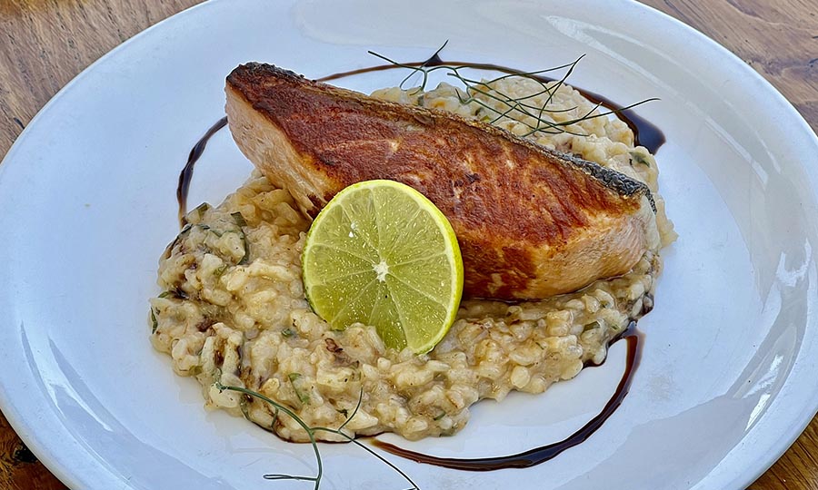 Pescado del da con risotto de algas