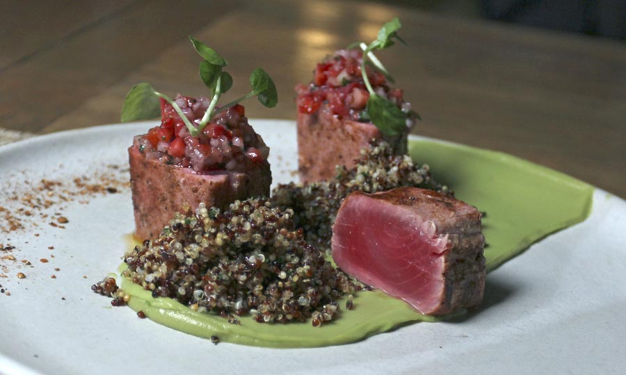 Tataki de atn, triloga de qunoasy pebre de frutilla - Estr Restaurate Santiago Hotel Ritz