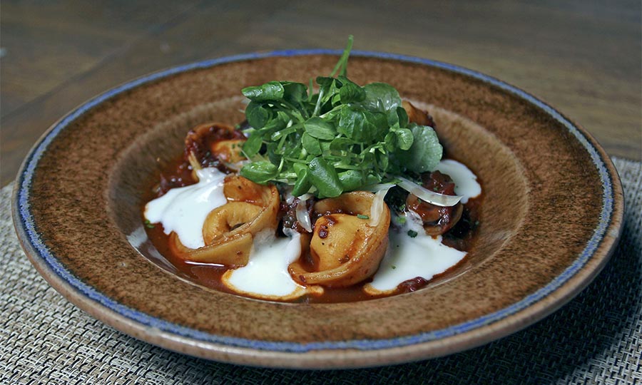 Tortellini relleno con ricota de cabra y ragout de tomates secos - Estr Restaurate Santiago Hotel Ritz