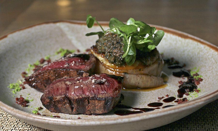 Filete de res grillado con cebolla rellena con pur rstico de papas andinas - Estr Restaurate Santiago Hotel Ritz