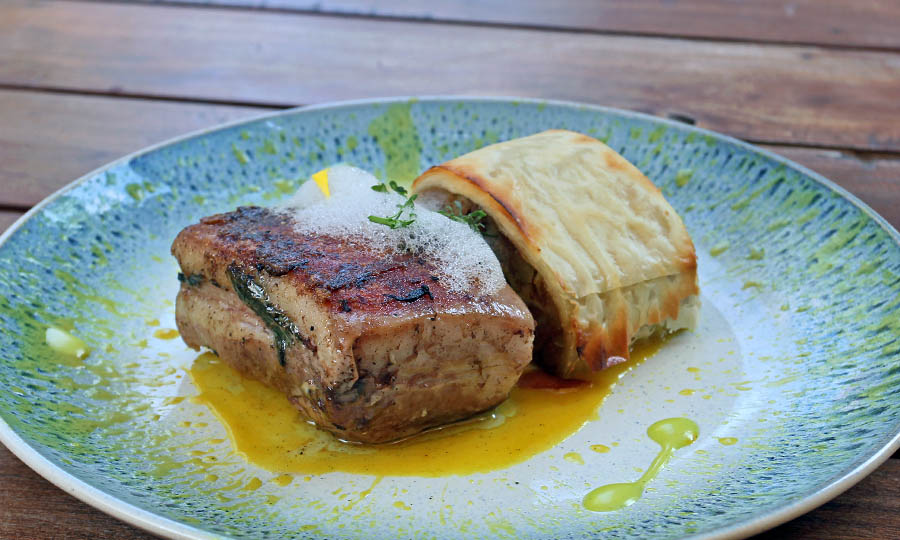 Pecho de cerdo con strudel de manzana - Living Café