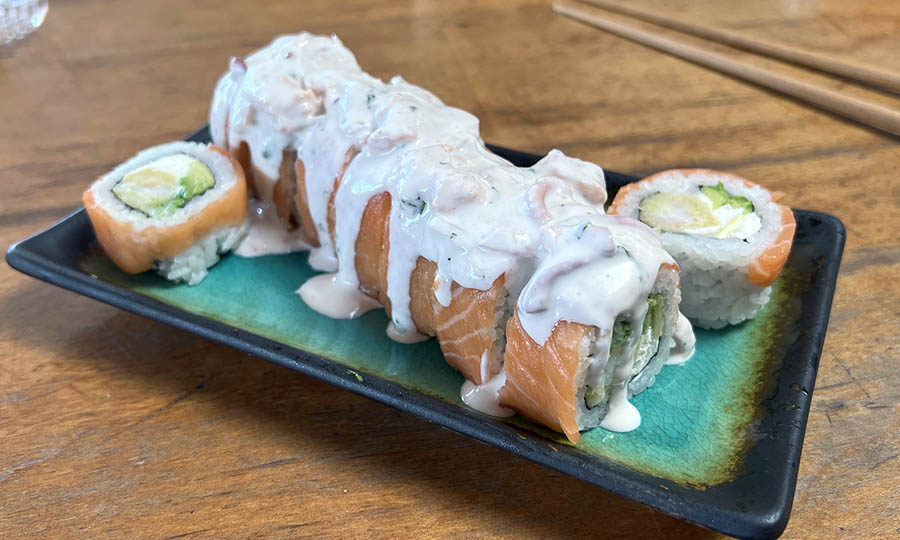 Roll Acevichazoo montado con su salsa - Tobu Sushi Las Condes