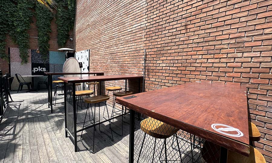 Mesas y reas compartidas del Oculto Beergarden - Oculto Beergarden
