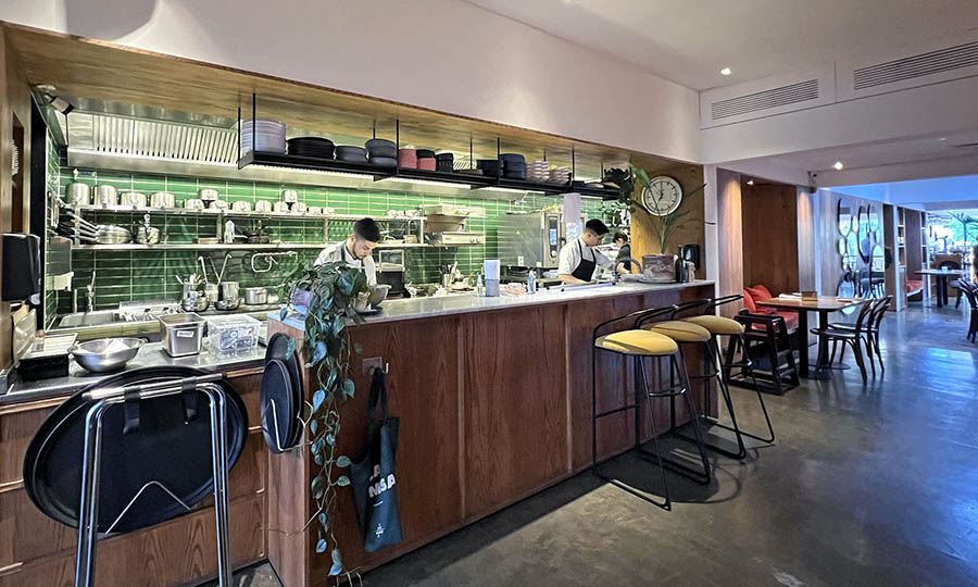La activa cocina a la vista de La Mesa Restaurant