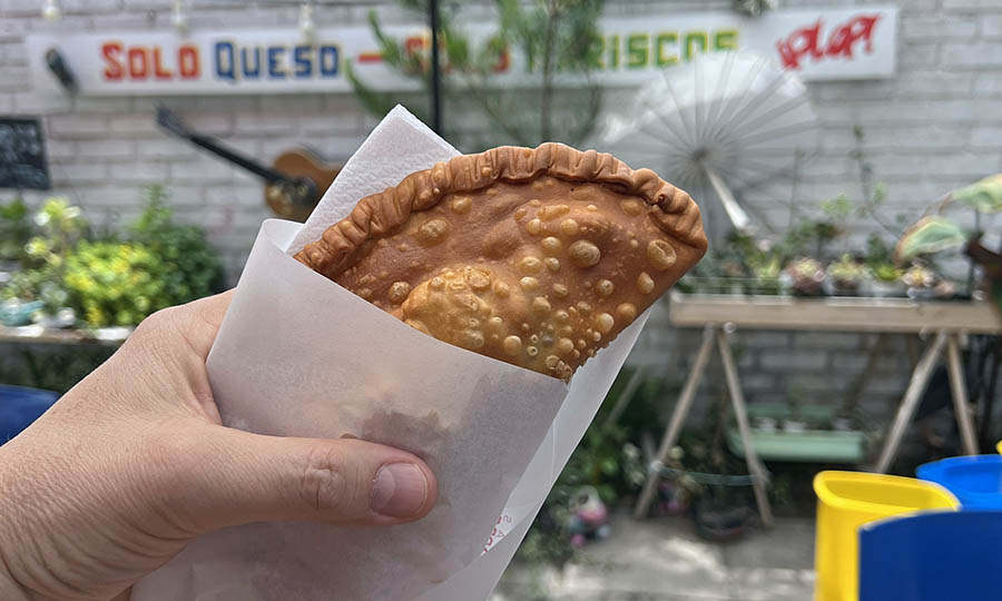 Empanada frita de queso jaiba - La Metropolitana Empanadas